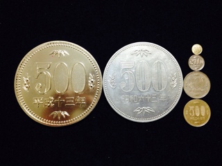 ジャンボ500円とミニ500円 表