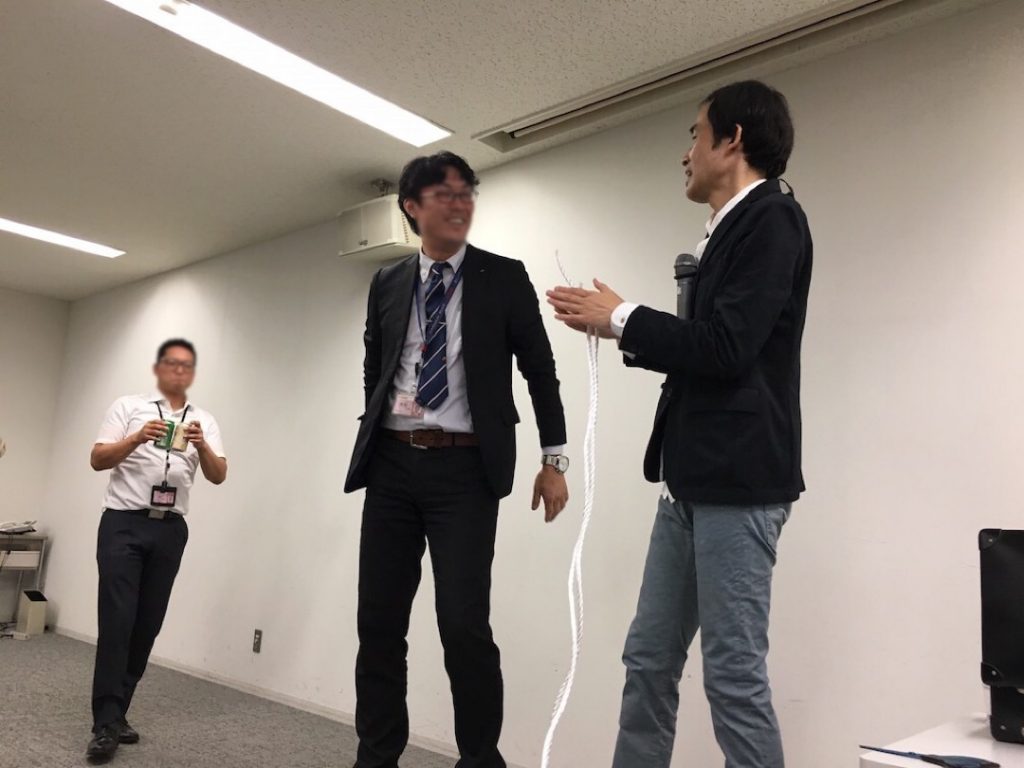 決起大会でマジックショー ロープマジック4