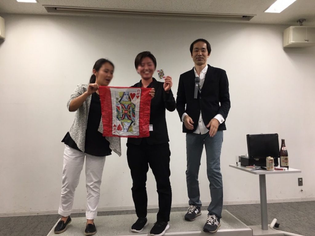 決起大会でマジックショー　ハンカチに印刷されるカード 1