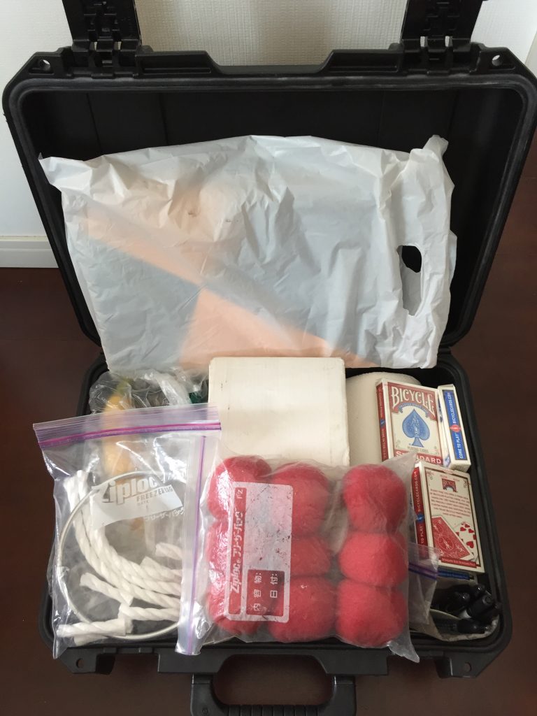ペリカンの鞄に子ども向けマジックショーの道具を入れる