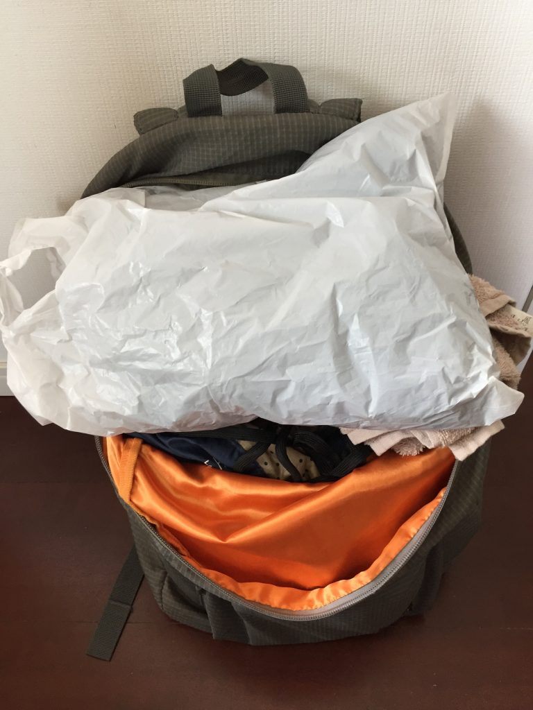 リュックに子ども向けマジックショーの道具を詰める