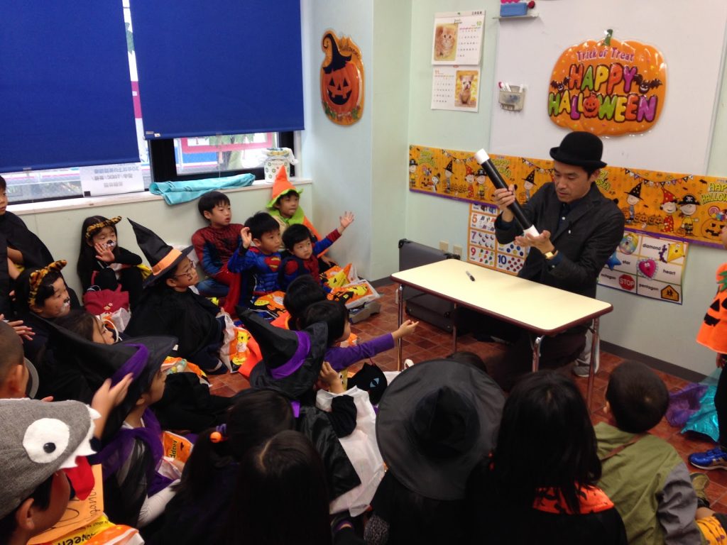 ハロウィーンのイベントで子供達にマジックショー