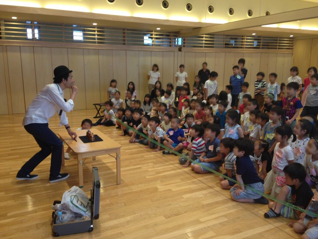 カップアンドボール 幼稚園卒園生に出張マジシャンマジックショー 東京都品川区