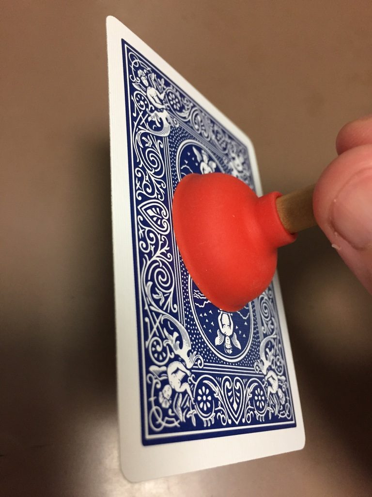 魔法のプランジャーにくっつくカード