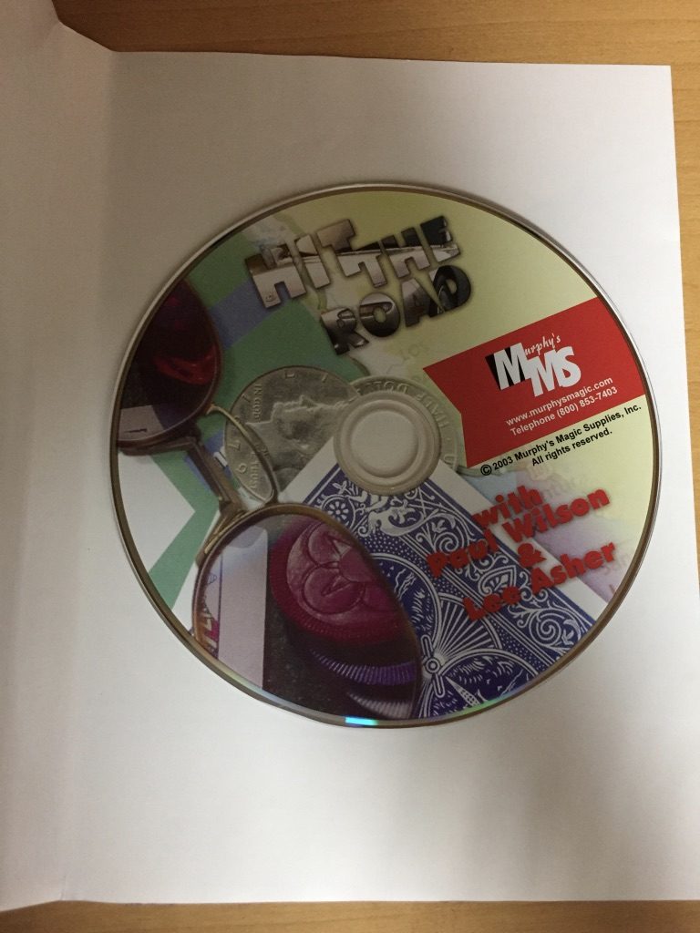 表紙の内側にDVDを置く