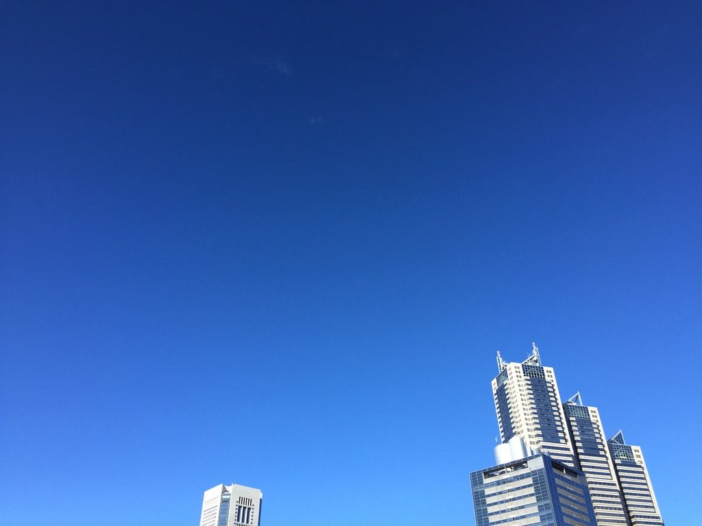 台風明けの雲一つ無い新宿