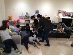 ラクーンに群がる子供達