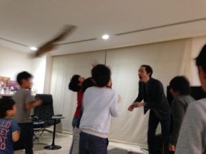 マジシャンの手元から元気よく飛んでいくラクーン