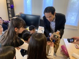 ロッキーくん 9歳になる娘さんの誕生会でサプライズの出張マジックショー