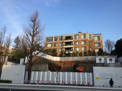 代々木公園横の高級マンション前の建設状況
