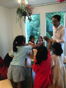 ロッキーに触りたがる子供 女の子の誕生日ホームパーティーでマジシャンのマジックショー 東京都大田区