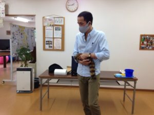 ロッキー･ラクーン 清瀬聖ヨハネ支援センター 開所記念イベントでマジシャンのマジックショー