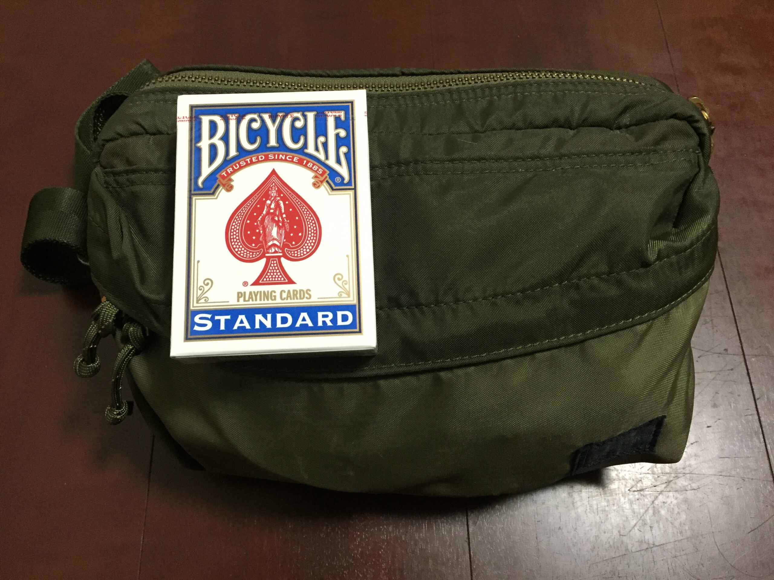 こちらはストリートなんかでやる場合に使っている吉田カバンのウェストポーチ。 サイズは小さいがクロースアップ・マジックの場合道具は少ないのでこれだけで十分だ。 傘とかペットボトルは入らないがコンパクトで邪魔になりにくいので気に入っている。
