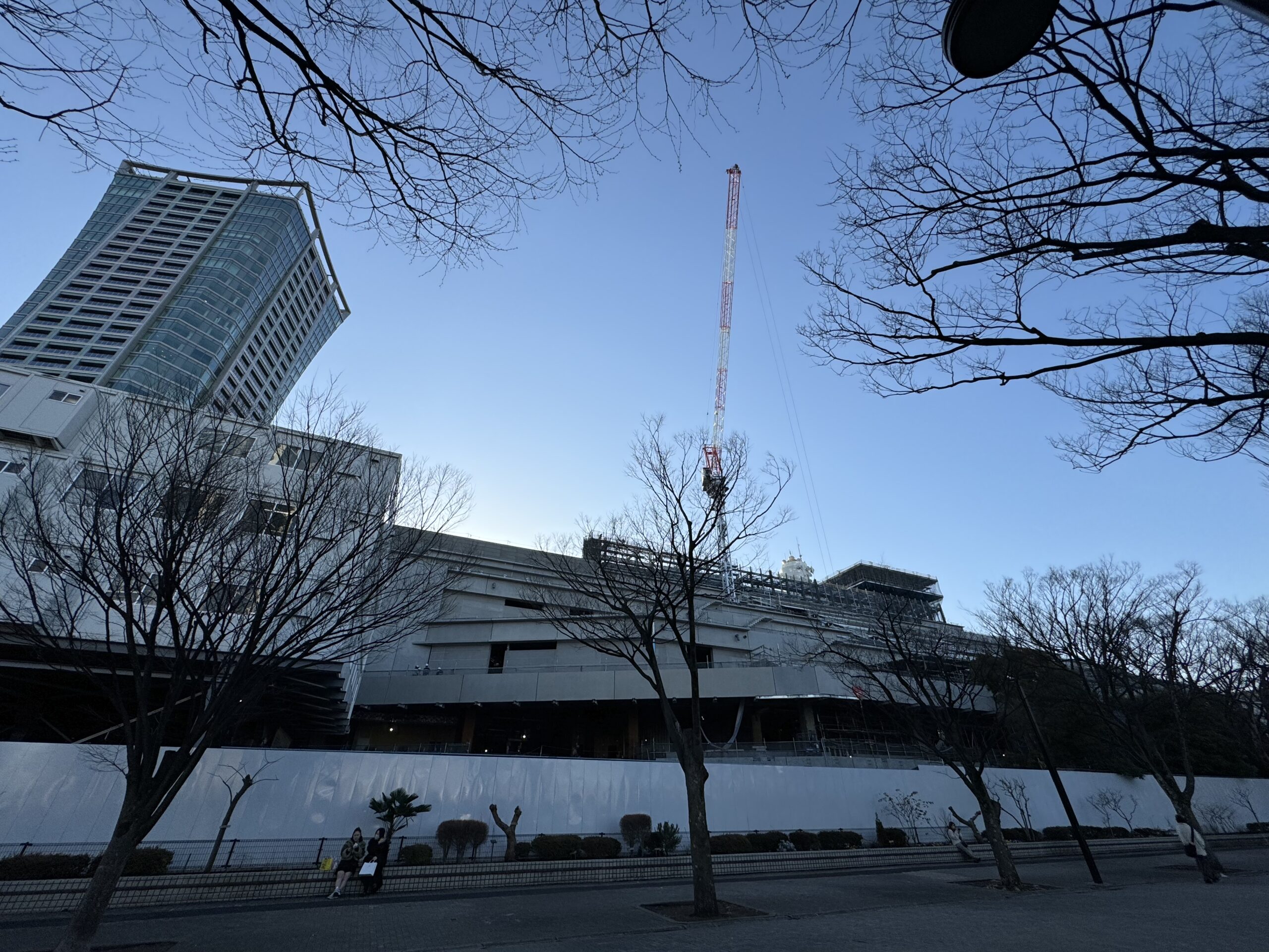 建設中のNHKは公園側に隣接している