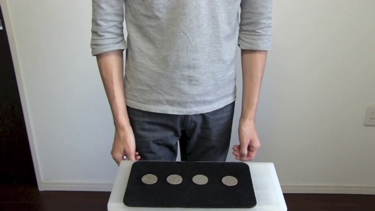 コインズ・アクロス / 4 coins across at once