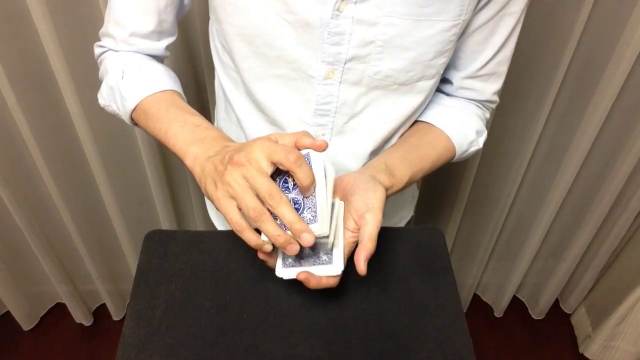 客の手の上で一番上に上がってくるカードマジック