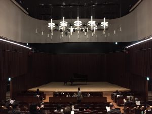 クラシックコンサートへとマジックショーの料金設定