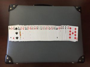 グローブトロッター18インチの上でトランプカードをリボンスプレッド